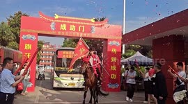 Teen on horseback leads fellow students ‘to victory’ ahead of China’s University Entrance Exam