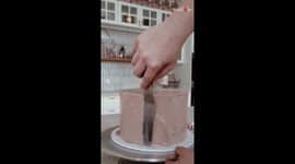 The luxurious decoration of a birthday cake with the 'Emazing Ganache' recipe