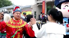 Bus driver dresses up as Chinese literary fairy to deliver blessings to college entrance examinees