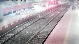 Lady constable saves man from train platform Suicide in eastern India