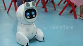 Overseas returnee explores AI robot toy industry in China