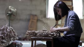 A sense of mission supports me: young inheritor of Chaozhou wood carving