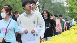 Helping girls fulfill college dream: renowned teacher sees off students for gaokao