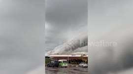 Terrifying shelf cloud darkens sky in southern Thailand