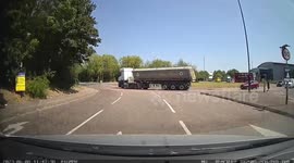 Driver undertakes a learner driver from a left only lane and then shows a middle finger