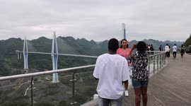 Int'l students impressed by mega bridge in China's Guizhou