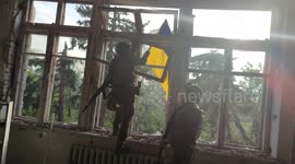 Ukrainian forces raise national flag at newly freed settlement of Blahodatne