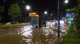 Flash floods brought by rainstorm submerges road in central China