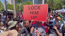 Shouting match outside federal courthouse between Trump supporters and anti-Trump demonstrator