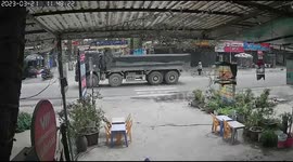 Close call: cyclist narrowly escapes collision with truck at Xuân Mai crossing, Hanoi