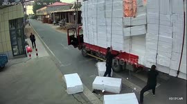 Fiery blaze engulfs foam board truck in Linyi: driver escapes unharmed