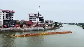 World's largest twin-oared dragon boat sets sail in China