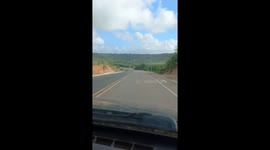 Aventura na Estrada Deparamos Com um Carro Parado em uma Curva