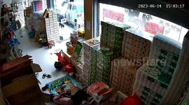 Brave father protects child from savage dog attack in China