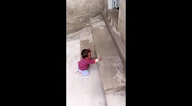 The little girl suddenly hit the wall while playing and his reaction too good