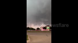 Tornado sweeps through northern Texas, US