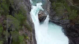 Kayaker runs infamous Nosebreaker Waterfall in Norway