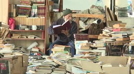 Street bookstall in Beirut attracts book lovers with humble budget