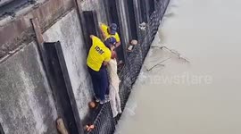 SDRF officials rescue elderly man who fell in barrage in northern India