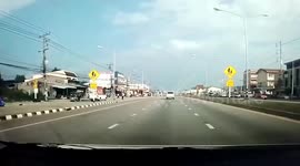 Jaywalking schoolboy narrowly avoids oncoming pickup truck on highway
