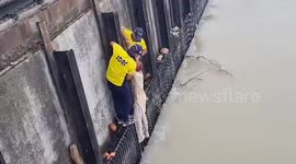 SDRF Officials Rescue Elderly Man Who Fell in Barrage in Rishikesh, India