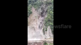 Massive landslide due to heavy rainfall halts traffic in southwestern China