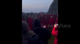 Chanting and dancing as thousands gather at Stonehenge to welcome summer solstice