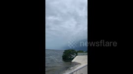 US: Ominous Shelf Cloud Looms Over Tarpon Springs, FL Amid Thunderstorm Warning