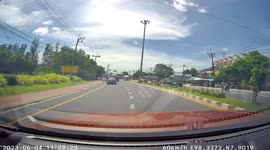 Ice cream cart left by vendor on roadside rolls across road into busy traffic