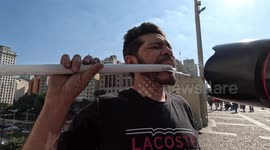 Ativista protesta comendo vidro em São Paulo contra desmatamento da Amazônia
