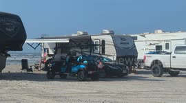 Dangerous heatwave draws crowds to Port Aransas Beach in Texas, US