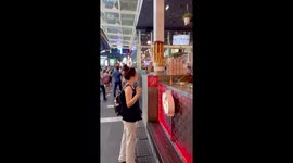 Tourist fakes high five with Turkish ice cream seller in funny comeback (full length)