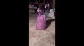 Adorable surprise: little Valentina's birthday dance with cat melts hearts worldwide!