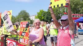A collections of people giving their message to London Mayor Sadiq Khan while at an anti-ULEZ protest in Marble Arch