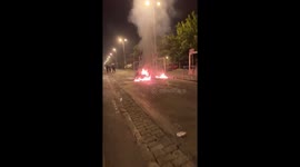 Les affrontements s’empire il est 2h55 le 29/06 léa habitant balancent plein d’objets sur les policiers exposés