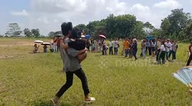 Boyfriends carry their partners and trip over in funny sports day race
