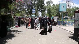 Yemenis bring children to zoo during Eid al-Adha holiday despite turmoil