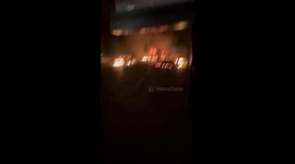 Une série de voitures brûlées par des jeunes casseurs à Nanterre à la cité Pablo Picasso.