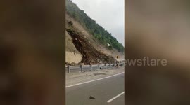 Landslide hits highway in India's Jammu and Kashmir