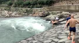 Heroic man risks life to save drowning woman from river in China