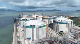 Main structure of super-sized LNG storage tanks completed in China's Guangdong
