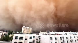 Giant wall of sand engulfs Chinese city