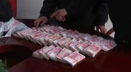 Backpack with 33,000GBP inside are taken wrong by mistake in train station