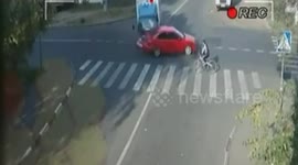 南京:两车十字路口相撞 骑自行车男子夹缝中幸运躲过一劫