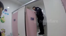 南昌:整天听歌遭妈妈反对 20岁少女光脚躲进商场厕所