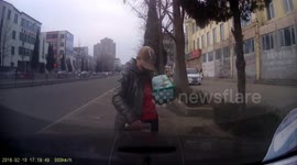 Woman steals badge off the front of a Mercedes, gets caught on dash cam