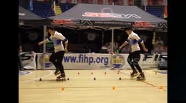 Chinese roller skaters put on amazing show in Italy