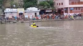 Heroic act of a rescuer saves a drowning pilgrim in Uttarakhand, India