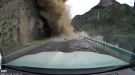 Rocks tumbling down mountain narrowly miss cars in China