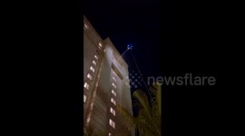 US: UFO-Like Drone With Colorful Lights Cleans Florida’s Luxury Hotel Windows